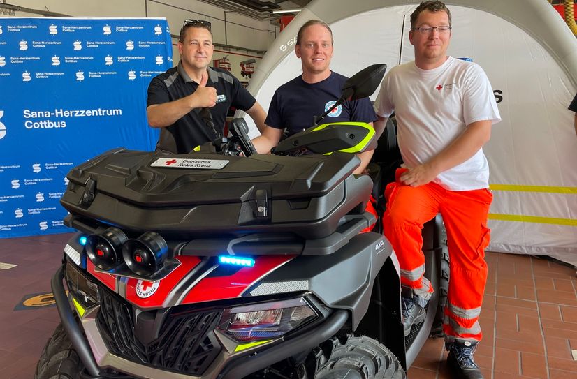 Steffen Claus, Inhaber Quad-Team-Lausitz, und Frank Brosius und Jan Bauer vom DRK (v.l.n.r.) bei der Übergabe des neuen Quads.