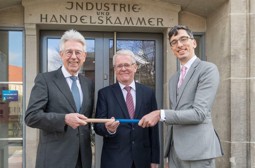 Staffelstabübergabe mit Dr. Wolfgang-Krüger (li.) Jens-Warnken und André Fritsche (re.).