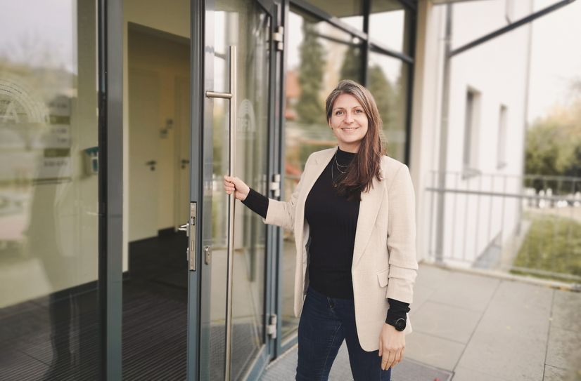 Susann Burkhardt war bisher als Fremdsprachenlehrerin in der Erwachsenenbildung tätig, später als Lehrkraft für Englisch und Spanisch sowie als Fachbereichsleiterin an einem Beruflichen Gymnasium in Dresden.