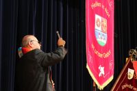 Pfarrer Klaus-Michael Tschöpe segnete die neue Fahne der Feuerwehr mit Weihwasser.