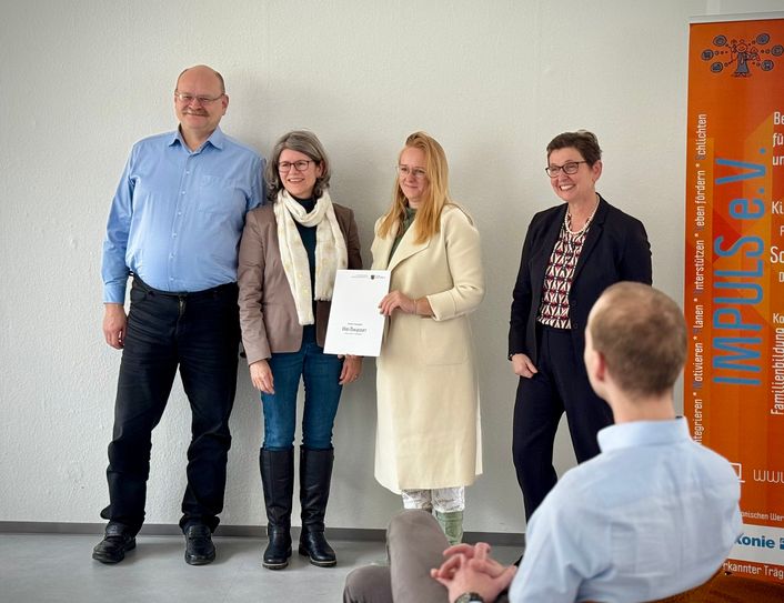 Im Rahmen einer Veranstaltung wurde der Förderbescheid für das Vorhaben »Gesund leben in Weißwasser« des Caritasverbandes der Diözese Görlitz e.V. an OB Katja Dietrich überreicht.