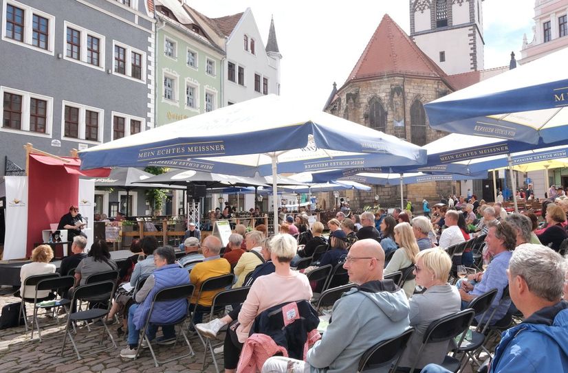 Paula Irmschler liest «Alles immer wegen damals» auf der Bühne Marktplatz zum Literaturfest.