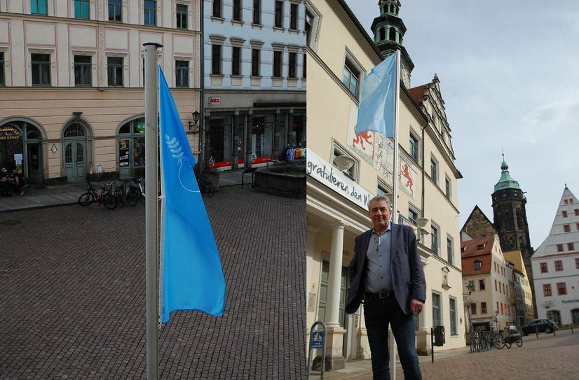 Pirnas Oberbürgermeister Tim Lochner lässt die Friedensfahne vor dem Rathaus hissen.
