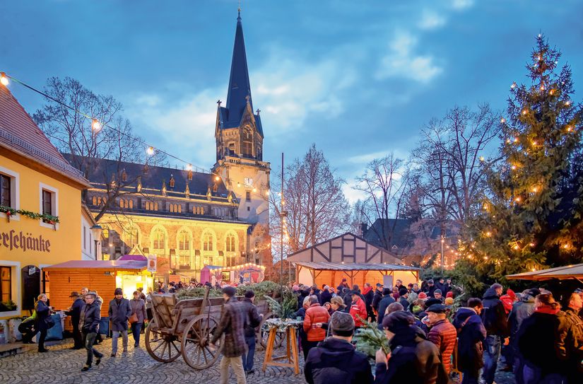 Weihnachtliches Treiben auf dem Kirchplatz.