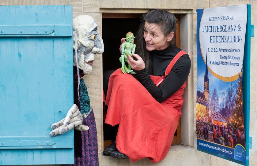 Bianka Heuser zeigt mit ihrer Theatermanufaktur in der Puppenschaubude »Der Goldene Taler«.