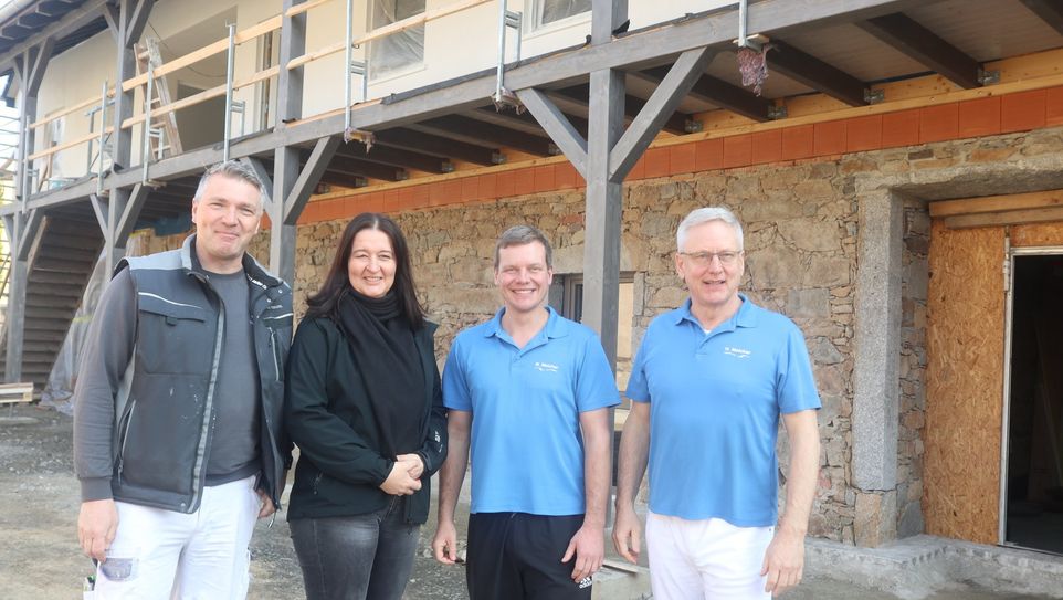 Lebendige Zukunft soll auf dem Konjecht-Hof einziehen. Darauf freuen sich die Inhaber Angelika & Steffen Frenzel (l.) und die Physiotherapeuten Hagen Melcher und Sohn Martin Melcher.