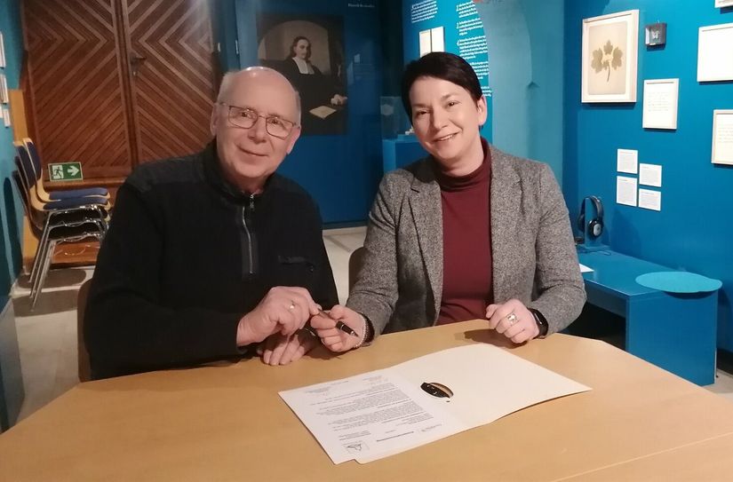 Unterzeichnen die Kooperationsvereinbarung: Werner Kuhtz und Brit Mühmert.
