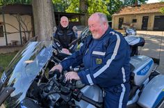 Wolfgang Zettwitz von den Motorradfreunden Oberlausitz und der Polizeibeamte Frank Scheibe starteten jetzt zu einer Testfahrt für die Kinderheim-Tour, die am 30. August über die Bühne geht.