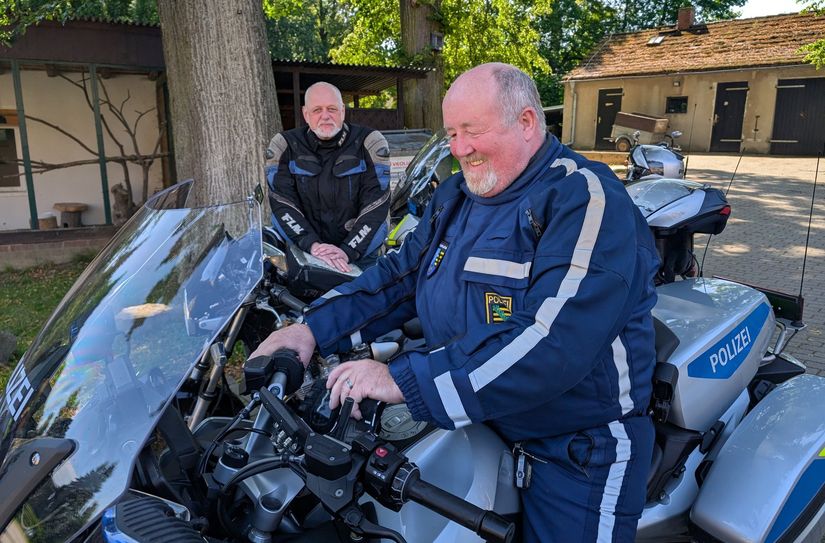 Wolfgang Zettwitz von den Motorradfreunden Oberlausitz und der Polizeibeamte Frank Scheibe starteten jetzt zu einer Testfahrt für die Kinderheim-Tour, die am 30. August über die Bühne geht.