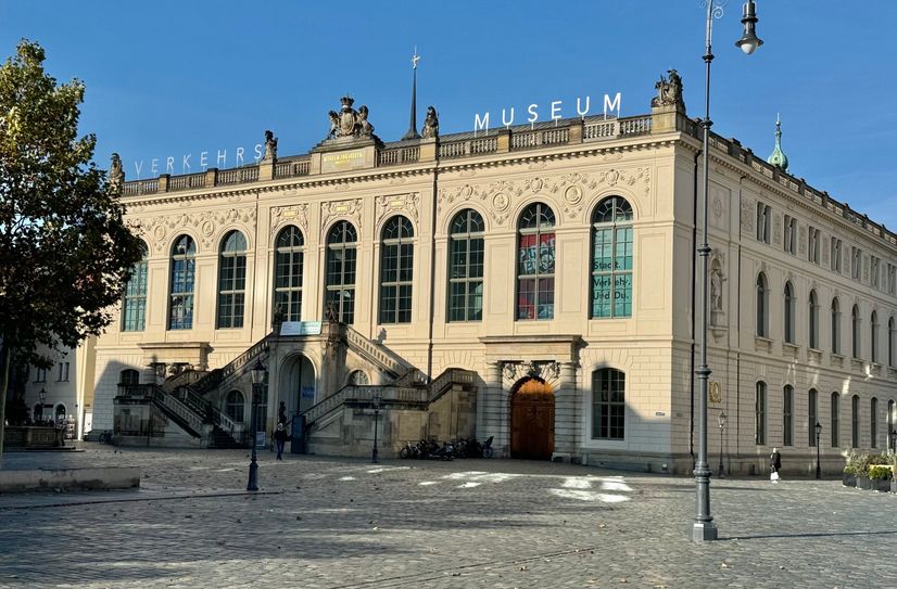 Seit Ende 2024 ist das Verkehrsmuseum durch einen Schriftzug auf dem Dach schon von weitem als solches zu erkennen.