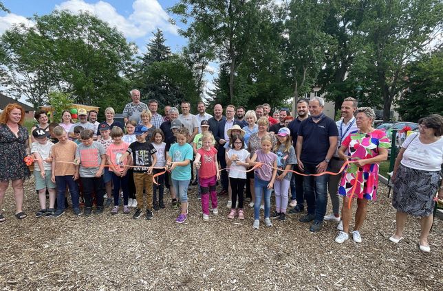 Mit dem offiziellen Banddurchschnitt wurde der »Naschgarten für Kinder« in unmittelbarer Nähe der Zeithainer Grundschule, Kita und des Hortes eröffnet.  (Viele weitere Fotos unter www.wochenkurier.info) Foto: Farrar