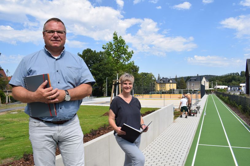 Bürgermeister Jens Zeiler und die Amtsleiterin für Hoch- und Tiefbau, Cornelia Würz-Lehmann, sind froh, dass die Arbeiten an der Neukircher Oberschule erfolgreich abgeschlossen werden konnten.
