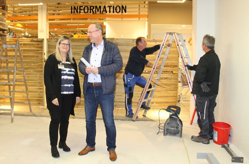 Steffen Markgraf, Geschäftsführer der Wohnungsgesellschaft (2.v.l.), und Globus-Geschäftsleiterin Angela Seraphin berichten über das neue Angebot des Service-Centers, das im Globus Markt beheimatet sein wird.
