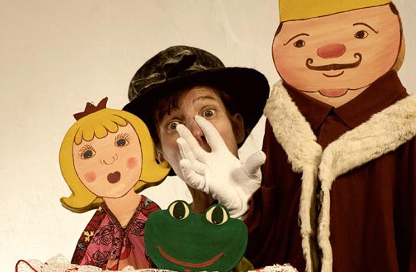 Uta Davids erzählt als Weihnachtsfrau die Geschichte vom Froschkönig.