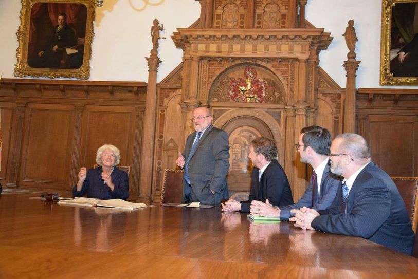 Eintrag in das Goldene Buch der Stadt Görlitz (v.li.n.re.): Die Beauftragte der Bundesregierung für Kultur und Medien, Staatsministerin Prof. Monika Grütters, Oberbürgermeister Siegfried Deinege, Bundestagsabgeordneter Michael Kretschmer, Referent der Staatsministerin, Christoph Schütt und Peter Mitsching, Leiter des SG Denkmalschutz. Fotos: Stadt Görlitz
