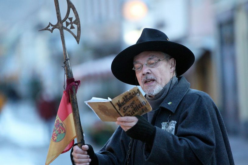 Der Pirn‘sche Nachtwächter Wolfgang Bieberstein auf Wanderung durch Ostdeutschland.             Foto: D.Förster