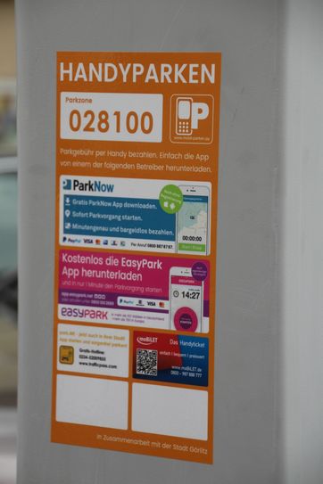 Aufkleber auf den Parkautomaten machen auf den für Görlitz neuen Service aufmerksam. Foto: Keil