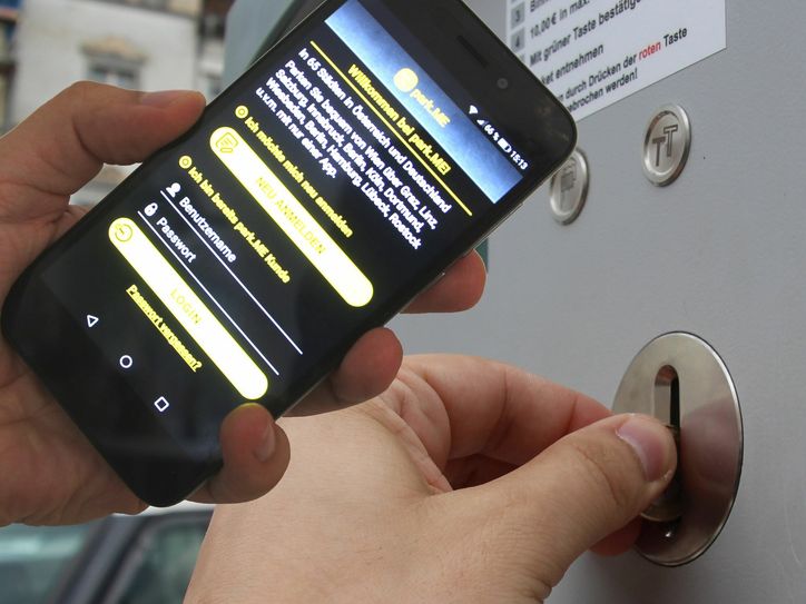 Statt Geld einzuwerfen kann man jetzt in Görlitz auch via Handy Parkgebühren bezahlen. Fotos/Montage: Keil