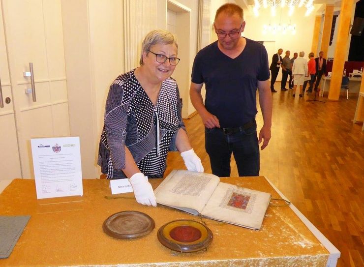Maritta Prätzel hat die Ehrenmedaille der Stadt Riesa erhalten. Gemeinsam mit Jürgen Gläsel, Vorsitzender des Museumsvereins, hat sie den original Adelsbriefes von 1624 mit dem kaiserlichen Siegel wieder nach Riesa geholt. Foto: Farrar