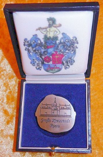 Ehrenmedaille der Stadt Riesa geht an Museumschefin Maritta Prätzel. Foto: Farrar