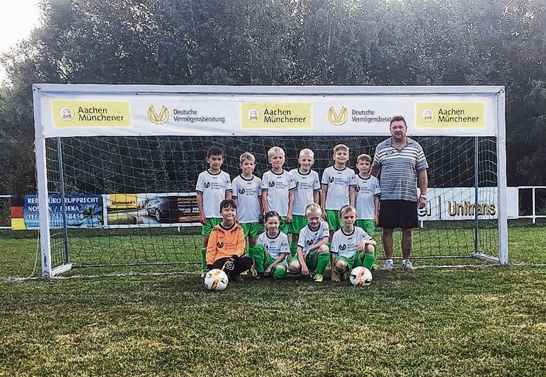 Die F-Jugend des SV Deutschenbora freut sich über die neuen Trikots. Foto: Verein