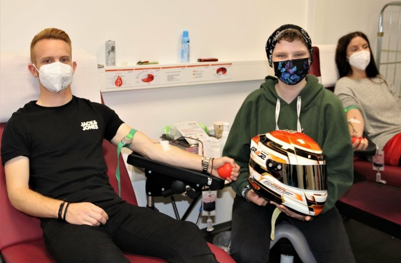 Prominenter Pate der Aktion ist der Dresdner Motorsportler Jonas Greif (li.). Kims Mutter (re.) spendete als erste Blut für die Aktion ihrer Tochter (Mitte).