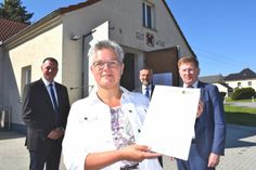 Im Beisein der Bürgermeisterin Madeleine Rentsch, Vize-Landrat Udo Witschas (h.l) und CDU-Landtagsabgeordneten Marko Schiemann übergab der Staatsminister für Regionalentwicklung, Herr Dr. Frank Pfeil, (h.r) den Fördermittelbescheid. Foto: spa