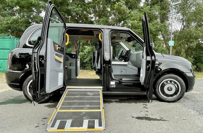 Bis zum 7. Juli testet die VG OSL im RufBus Verkehr ein Fahrzeug mit Elektro-Antrieb, Reichweitenverlängerung und London-Design.