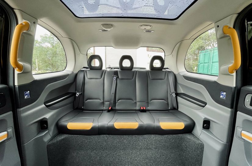 Bis zum 7. Juli testet die VG OSL im RufBus Verkehr ein Fahrzeug mit Elektro-Antrieb, Reichweitenverlängerung und London-Design.