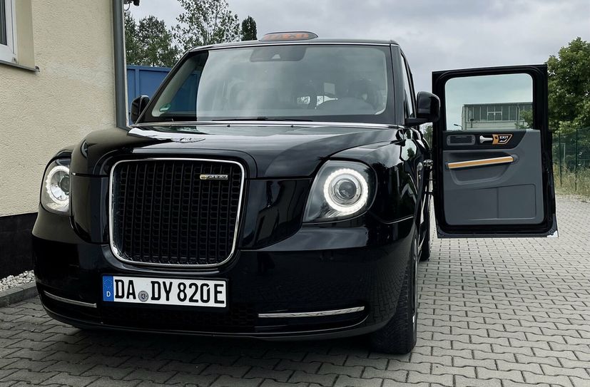Bis zum 7. Juli testet die VG OSL im RufBus Verkehr ein Fahrzeug mit Elektro-Antrieb, Reichweitenverlängerung und London-Design.