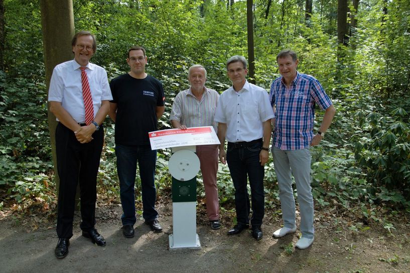 Jürgen Riecke, Torsten Heitmann, Manfred Schäfer, Bürgermeister Jörg Gampe und der Vorsitzende der Stadtverordnetenversammlung Andreas Holfeld (v.l.n.r.) freuen sich über die Anschaffung der Multifunktionssäulen im Finsterwalder Tierpark. Foto: Stadt Finsterwalde/Paula Hromada