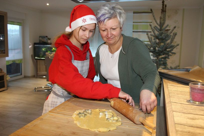 Saison in der heimischen »Bachstube« bei der Familie Steinhaus in Prösen. Finnia wird dabei von ihrer Mutti fleißig unterstützt (v.l). Das Talent zum Backen soll die Gymnasiastin von ihrer Oma aus Elsterwerda geerbt haben, ist Dana Steinhaus sicher. Foto: wit
