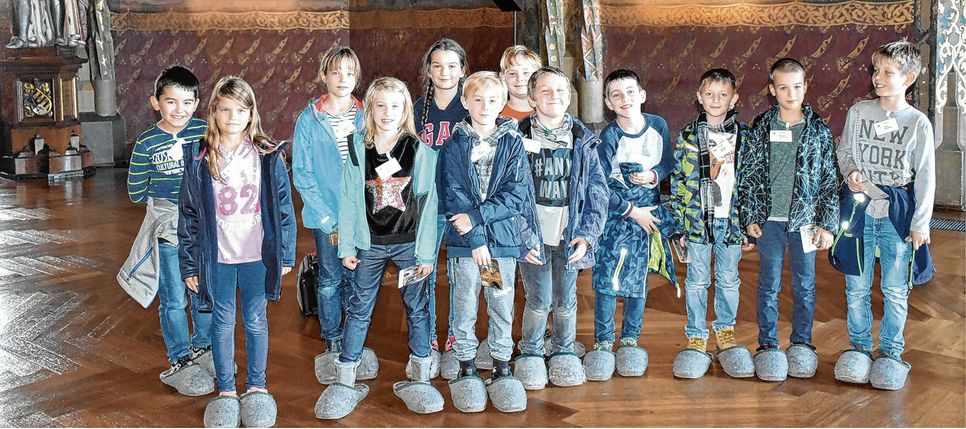 Die zwölf Teilnehmer des diesjährigen Projektes »Junge Forscher« in der Hofstube der Albrechtsburg. Foto: Trache