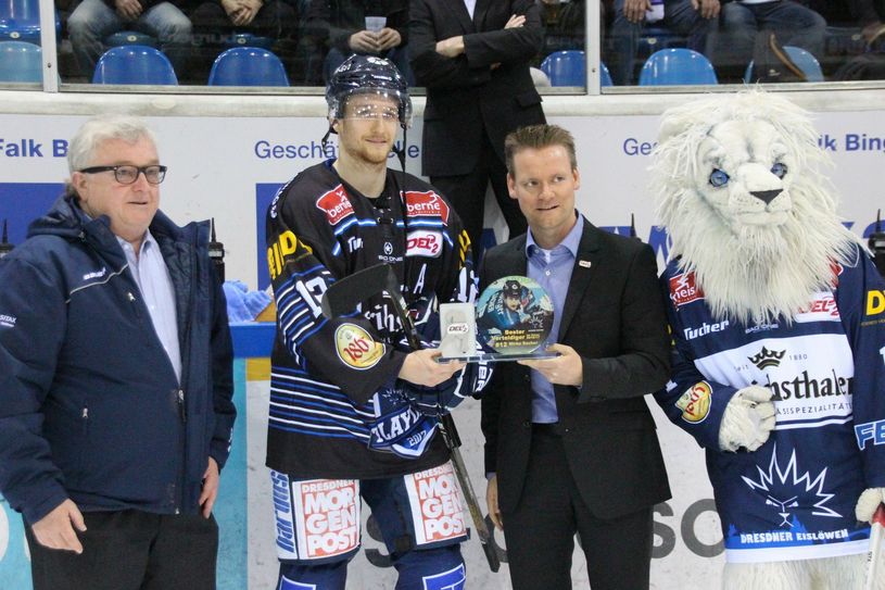 Eislöwe Mirko Sacher wurde vorm Spiel durch René Rudorisch, Geschäftsführer der DEL2, als "Bester Verteidiger" der Liga ausgezeichnet.