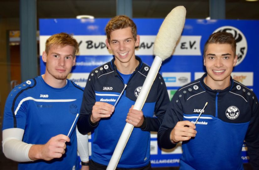 Jannik Käppler, Franz Voigt und Lukas Hanisch (v.l.) laden die Fans ein, sich ebenfalls als Knochenmark- und Stammzellspender registrieren zu lassen.