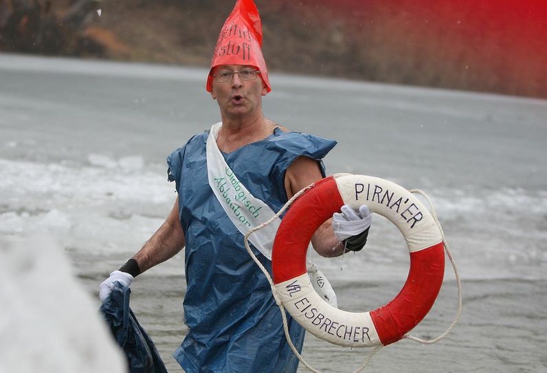 Letztes Jahr wagten sich 35 Mutige – bunt kostümiert und gut gelaunt – ins eisige Wasser. Foto: D. Förster