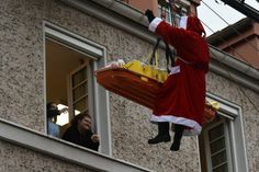 Wenn der Nikolaus an der Drehleiter einschwebt, steckt nicht nur Jux dahinter.