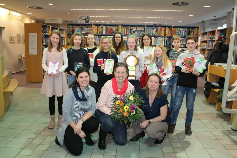 Die Vorlesewettbewerbe für Schüler, diese Aufnahme stammt aus dem Jahre 2019, sind sehr beliebte Veranstaltungen in der Stadtbibliothek die momentan aber keine Besucher empfangen darf. Bibliothekarin Heidelinde Stoermer (rechts) ist froh darüber, dass Besuchern in Krisenzeiten die modernen technischen Möglichkeiten nutzen können. Foto: Silke Richter