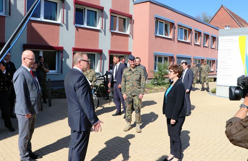 Landrat Stephan Loge begrüßt gemeinsam mit Innenminister Michael Stübgen und Landeskommandeur Oberst Olaf Detlefsen die am Gesundheitsamt in Königs Wusterhausen eintreffende Verteidigungsministerin Annegret Kramp-Karrenbauer. Foto: Landkreis Dahme-Spreewald