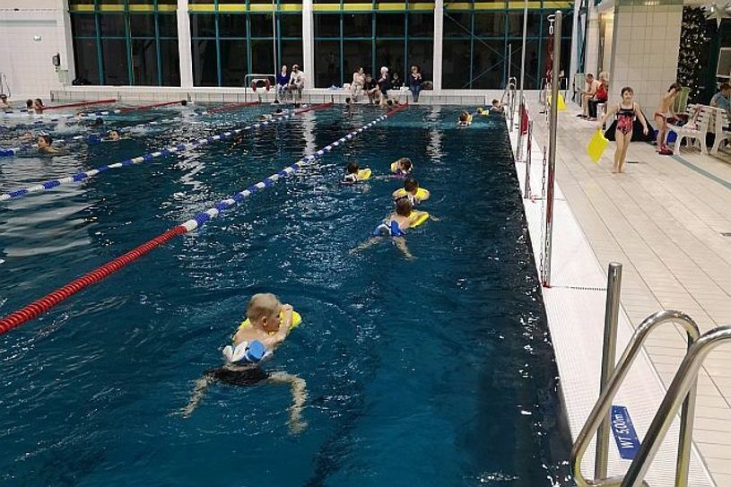 Die kleinen »Seepferdchen« lernen in einem speziellen Kurs wie sie sicher sachwimmen können. Die Glücksspirale hat den Lehrgang für sie bezahlt. Foto: DRK