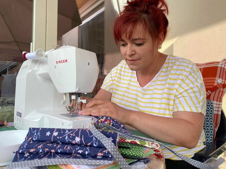 Hanni Jänchen bei der Maskenproduktion auf der heimischen Nähmaschine. Foto: privat