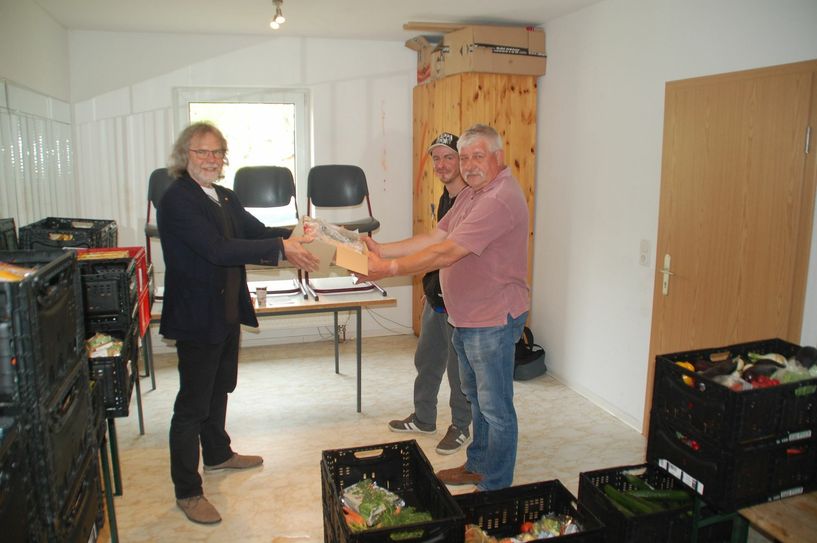 Bürgermeister Werner Suchner übergibt die von Hanni Jänchen gespendeten Masken an Vertreter der Calauer Tafel. Foto: E. Kullick