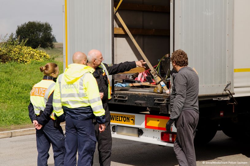 Studenten erhalten Erklärungen zur Ladungssicherung. Foto: Polizei