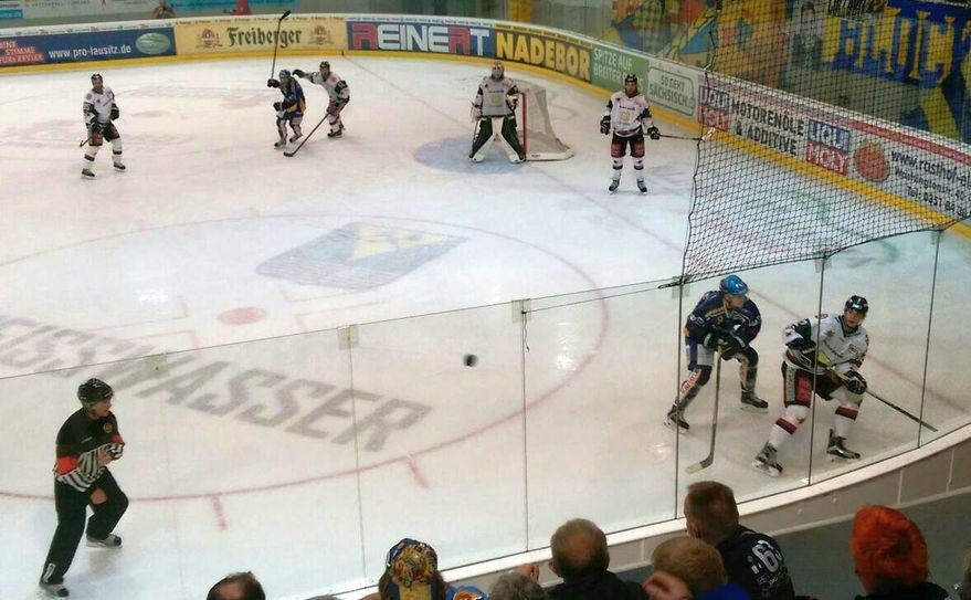 Im Heimspiel gegen Rosenheim lagen die Füchse schnell mit 0:3 hinten, konnten sich dann aber zumindest einen Punkt erkämpfen. Foto: Hache