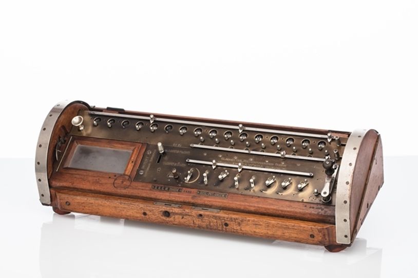 Eine Rechenmaschine von 1910 aus dem Deutschen Uhrenmuseum Glashütte.  Foto: PR