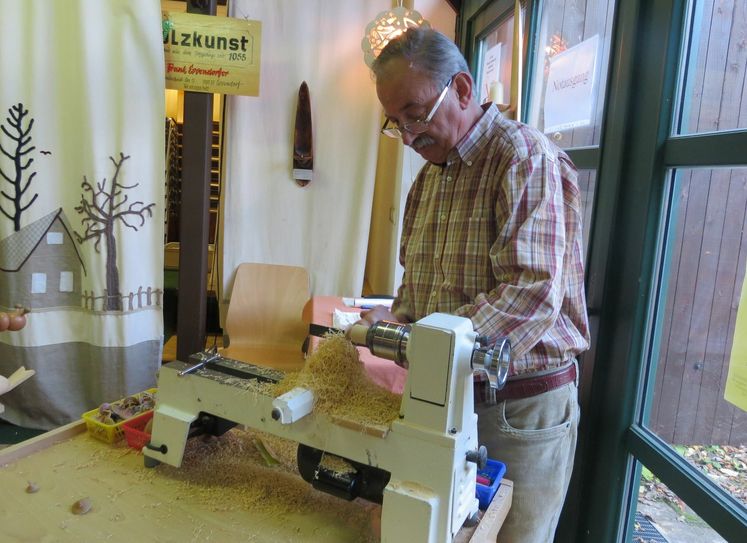Frank Eppendorfer an der Drechselbank. Foto: Erlichthof