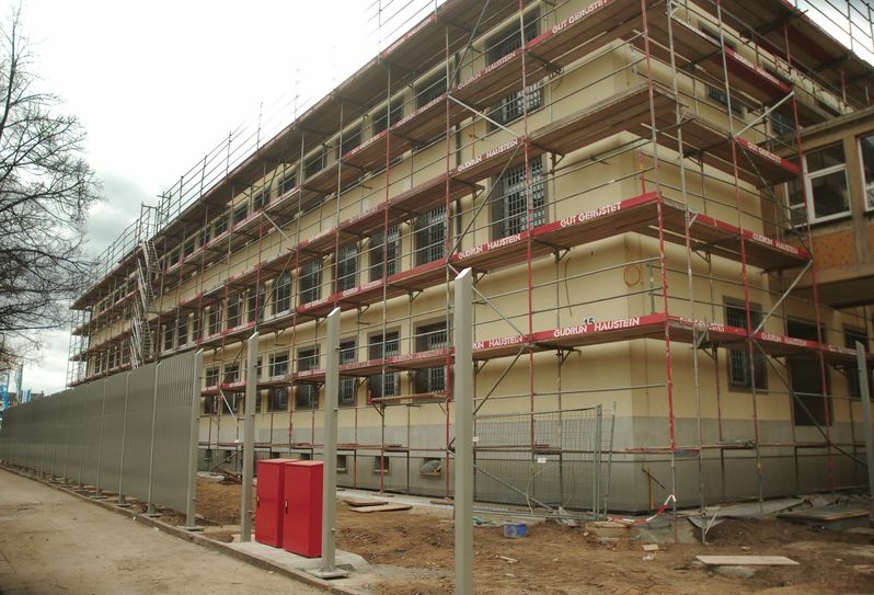Die Bauarbeiten an der Abschiebungshaft und dem Ausreisegewahrsam laufen noch. Die Eröffnung ist für Juni geplant. Foto: Schiller