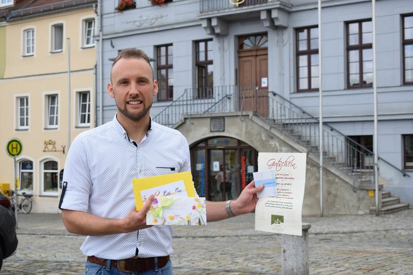 Wirtschaftsförderer Manuel Saring hält die ersten Gutscheine von zahlreichen Einzelhändlern in den Händen. Die Stadtverwaltung hofft, dass noch weitere Unternehmen sich der Gutschein-Aktion anschließen. Foto: Sandro Paufler