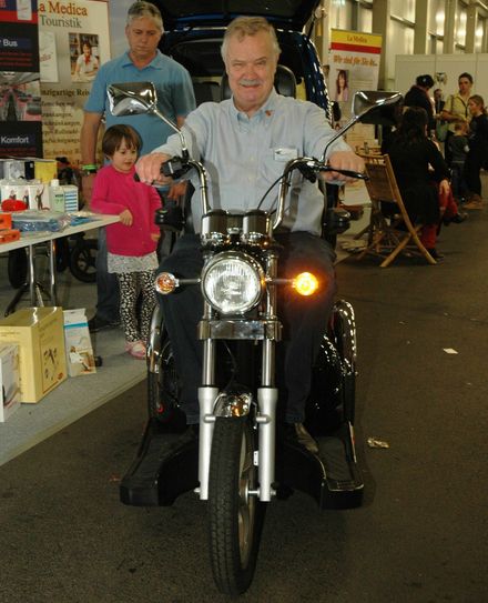 Nicht mehr gut zu Fuß? Henning Bodenstein und das Bautzener Gesundheitszentrum Adermann sind auch dieses Jahr wieder bei der Pflegemesse anzutreffen. Foto: has