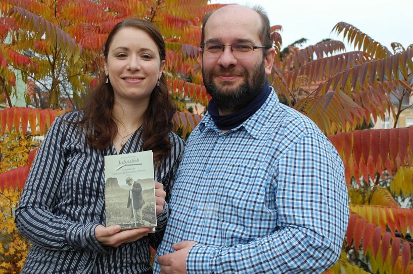 Swetlana und Sirko Neumann  mit dem neuesten Buch "Jahnslieb", das es in Kürze auch beim WochenKurier in Pirna zu kaufen gibt.  Swetlana Neumann begann übrigens  als Autorin mit Kinderbüchern über den Marienkäfer Paule!  Foto: Wo